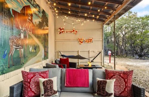 Boerne House | Red Barn Inn Feed Deer and play games & Firepit