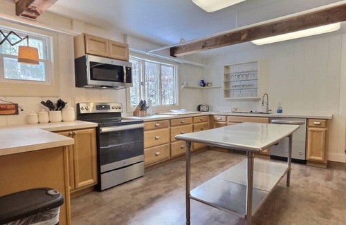 Killington House | Red Bear Inn- 6.5 Baths! Grill, Pool, Central