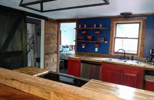 Bellville Apartment | Red Bend cabin overlooking the river with hot tub.