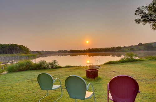 Custer County House | Red Bluff Inn & Retreat w/Entire Ranch on Lake!