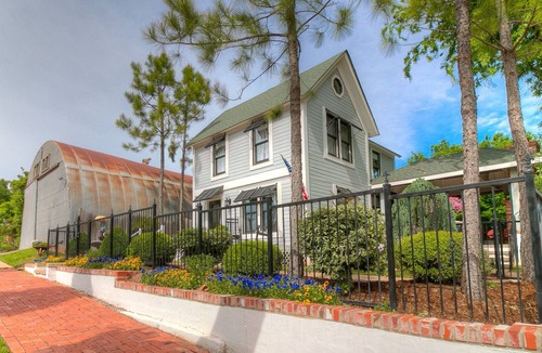 Guthrie House | Red Brick & Blue Skies / POOL & SPA