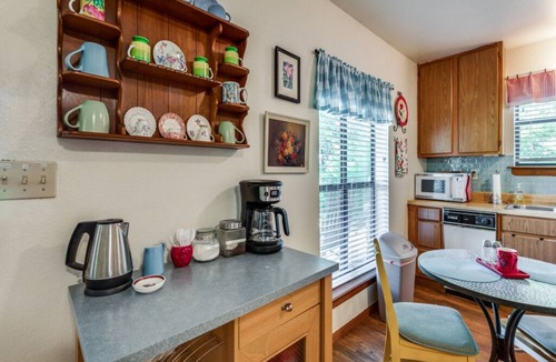 Fort Worth House | Red Bud Cottage - A peaceful getaway in the country yet close to the city