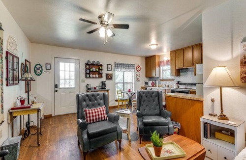 Fort Worth House | Red Bud Cottage - A peaceful getaway in the country yet close to the city
