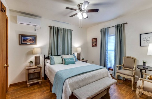 Fort Worth House | Red Bud Cottage - A peaceful getaway in the country yet close to the city