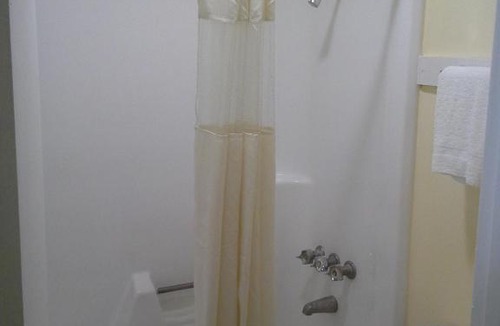 Augusta Hotel | Red Carpet Inn - Augusta