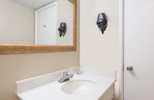 Rohrerstown Hotel | Red Carpet Inn Lancaster