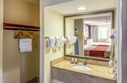 Norwalk Hotel | Red Carpet Inn Norwalk