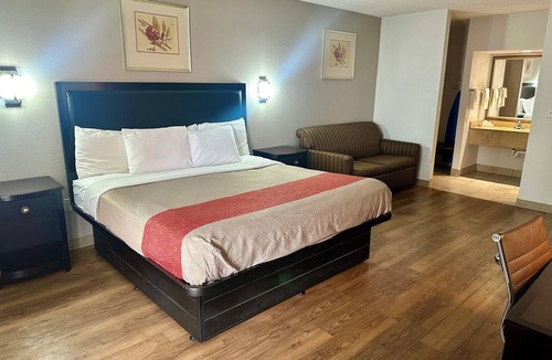 Norwalk Hotel | Red Carpet Inn Norwalk