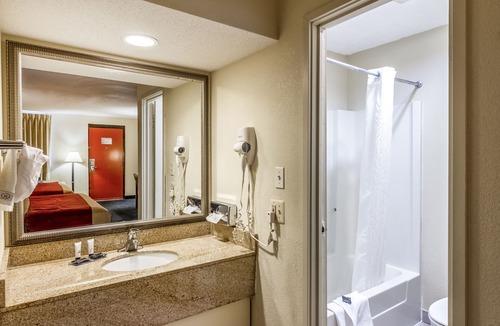 Norwalk Hotel | Red Carpet Inn Norwalk