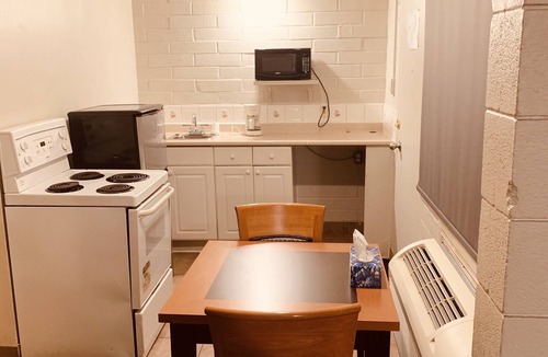 Montgomery Hotel | Red Carpet Inn & Suites Calgary