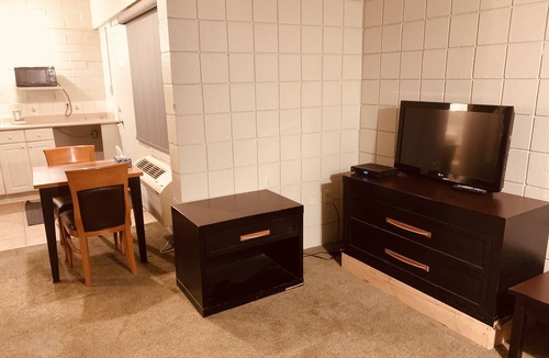 Montgomery Hotel | Red Carpet Inn & Suites Calgary