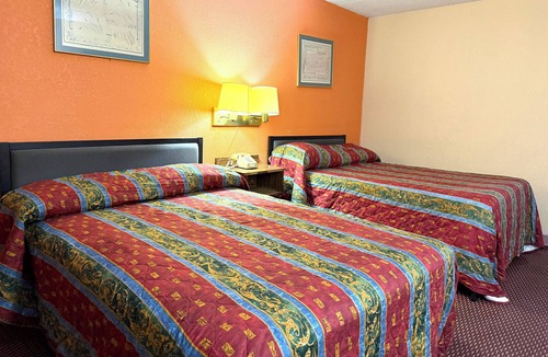 Lima Hotel | Red Carpet Inn & Suites Lima
