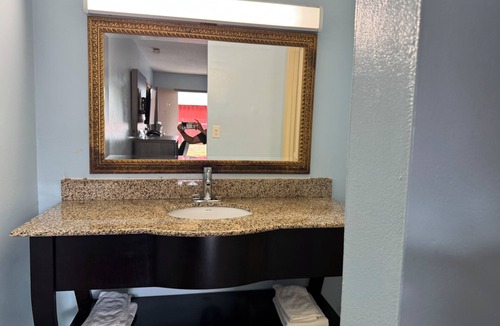 Danville Hotel | Red Carpet Inn & Suites