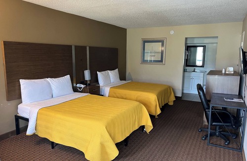 Kinston Hotel | Red Carpet Inn & Suites