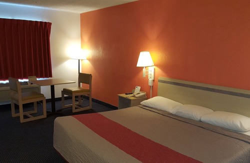Gibbstown Hotel | Red Carpet Inn