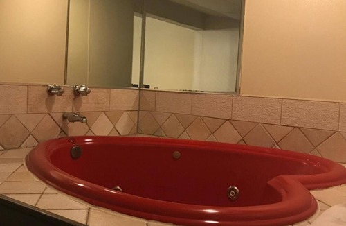 Hot Springs Hotel | Red Carpet Inn