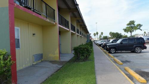 Lawndale/ Wayside Hotel | Red Carpet Inn
