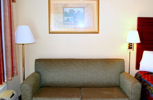 Natchez Hotel | Red Carpet Inn