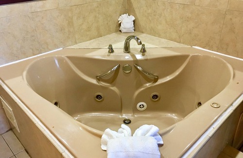 Cove - East Side - Shippan Hotel | Red Carpet Inn