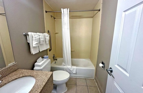 Cove - East Side - Shippan Hotel | Red Carpet Inn