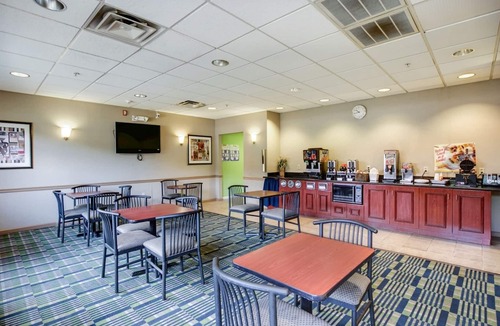 Cedar Knolls Hotel | Red Carpet Inn