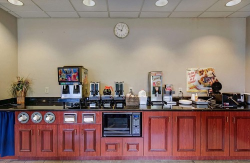 Cedar Knolls Hotel | Red Carpet Inn