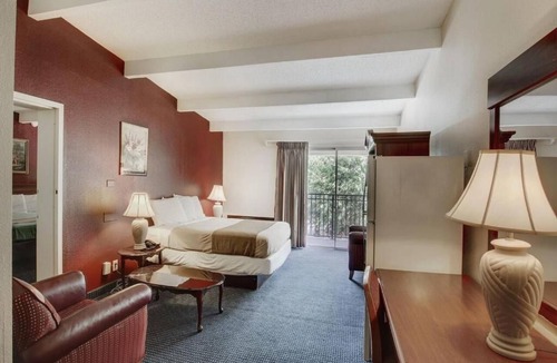 Cedar Knolls Hotel | Red Carpet Inn