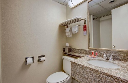 Cedar Knolls Hotel | Red Carpet Inn