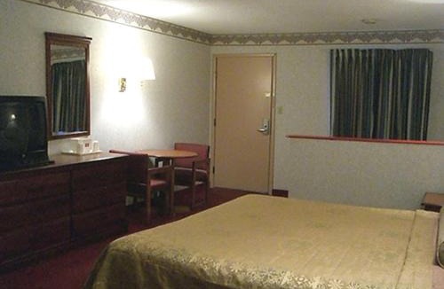 Williamstown Hotel | Red Carpet Inn Williamstown