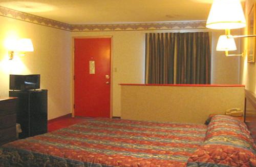 Williamstown Hotel | Red Carpet Inn Williamstown