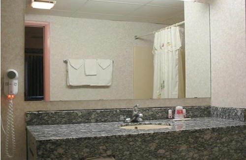 Williamstown Hotel | Red Carpet Inn Williamstown