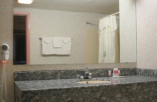 Williamstown Hotel | Red Carpet Inn Williamstown