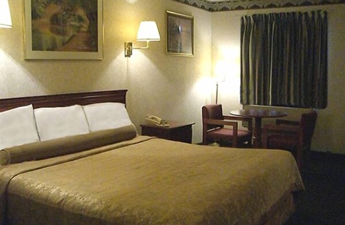 Williamstown Hotel | Red Carpet Inn Williamstown