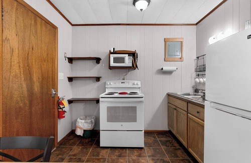 Jenkins Cabin | Red Cedar Cabin - Lakefront Table Rock Lake