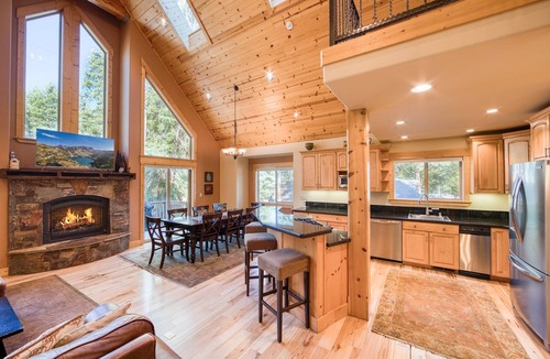 Tahoe City House | Red Cedar Luxury Tahoe City - Walk to Downtown, Shops, Dining