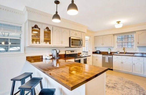 Graysville House | Red Clay Farmhouse Countryside Retreat, Views !