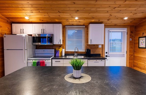 Chelton House | Red Cliff Escape with Beach Access