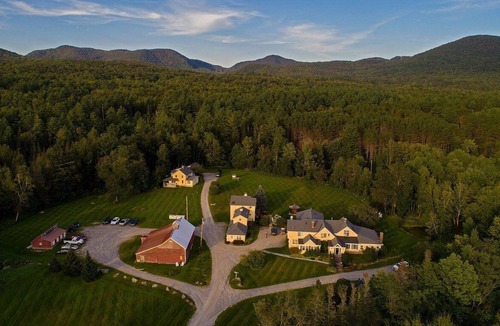 Mendon Apartment | Red Clover Majestic King Suite near Killington
