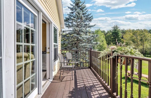 Mendon Apartment | Red Clover Romantic King Suite near Killington