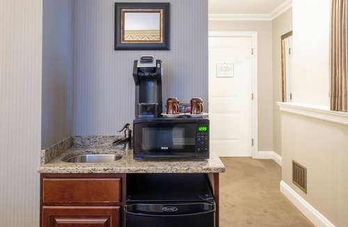 Downtown Niagara Falls Hotel | Red Coach Inn
