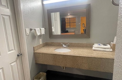 Pleasant Grove Hotel | Red Crown Inn