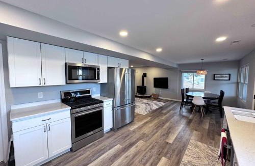 Sunrise Beach House | Red Deer Cabin - Stay for 8