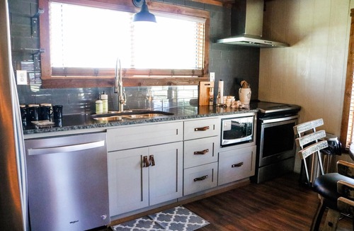 Lorena Cabin | Red Deer Lodge HiBanks Ranch 12 minutes from Magnolia Silos