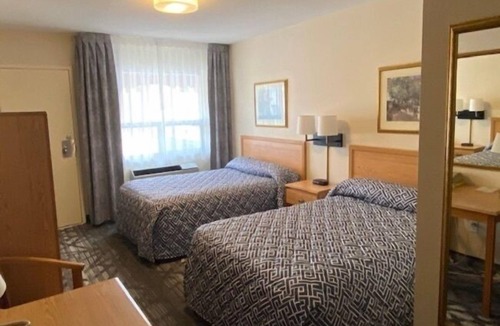 Terrace Bay Hotel | Red Dog Inn