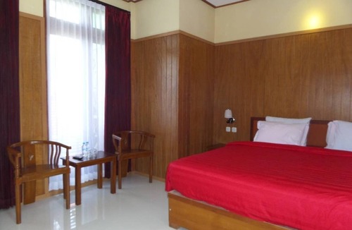Ngadisari Bed & Breakfast | Red Double Bedroom near active volcano Bromo