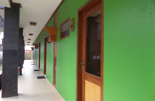 Ngadisari Bed & Breakfast | Red Double Bedroom near active volcano Bromo