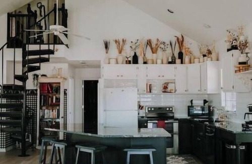 Mart Cottage | Red Farmhouse on 17 acres~20 min to Magnolia Silos