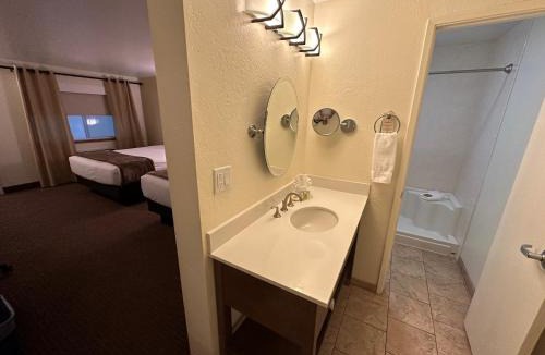 Tusayan Hotel | Red Feather Lodge/Hotel