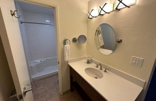 Tusayan Hotel | Red Feather Lodge/Hotel