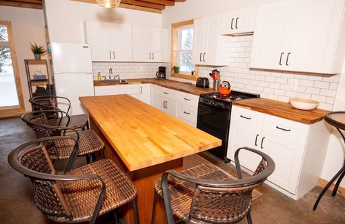 Grand Marais Cabin | RED FOX CABIN ON DEVIL TRACK LAKE IN GRAND MARAIS, MN! CHARMING & REFINED!